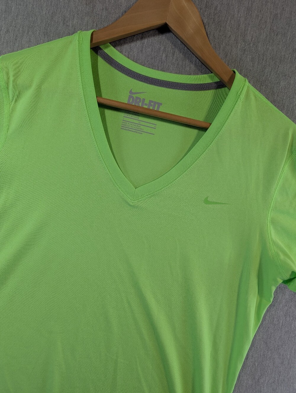 Nike Dri-Fit Regular Fit V-Neck T-Shirt Women's Large Neon Green Short Sleeve